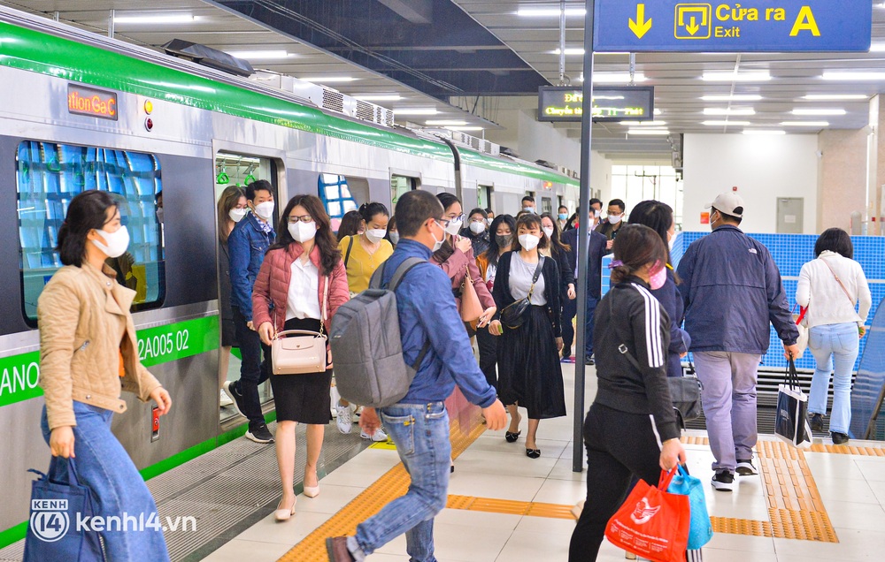 Photo: Gasoline prices rose to record, Hanoi residents flocked to Cat Linh - Ha Dong train - Photo 8.