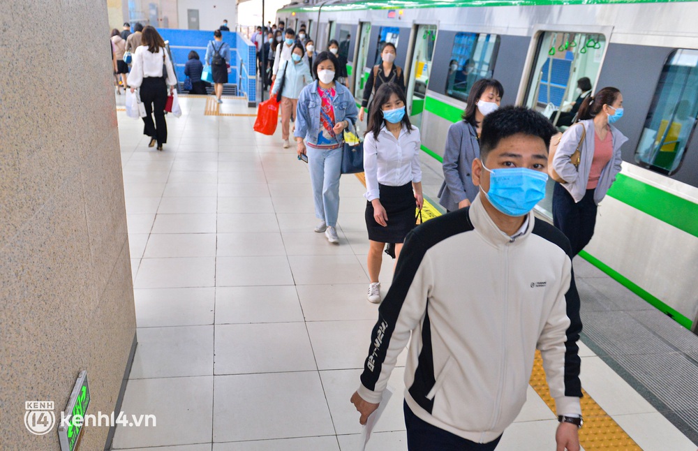 Photo: Gasoline prices hit a record, Hanoi residents flocked to the Cat Linh - Ha Dong train - Photo 7.