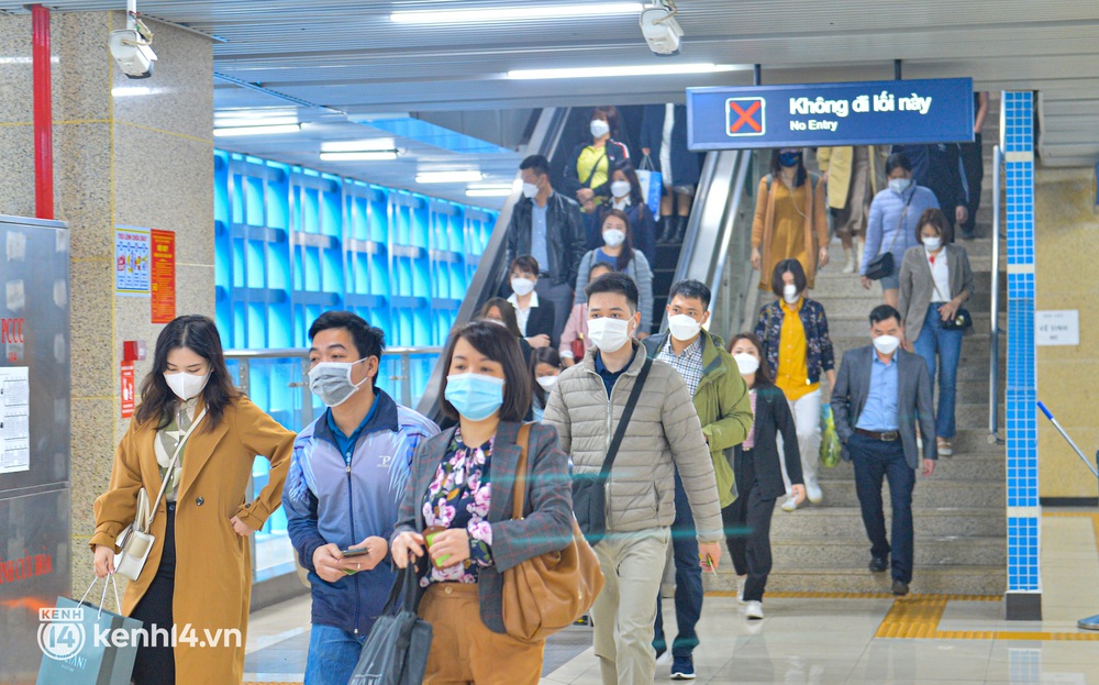 Photo: Gasoline prices rise to record, Hanoi residents rush to catch the Cat Linh - Ha Dong train - Photo 10.