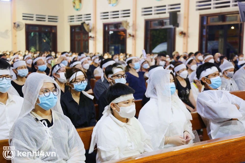 ẢNH: Hàng trăm người dân Sài Gòn quặn lòng tiễn đưa linh cữu 4 người phụ nữ đi hỏa táng sau vụ chìm cano tại Hội An - Ảnh 3.