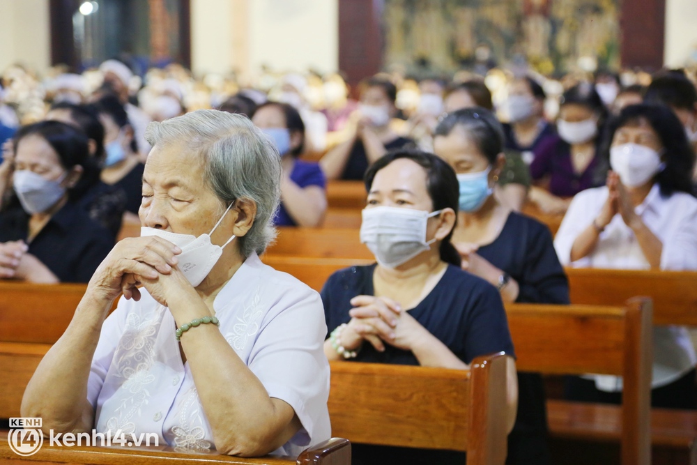 ẢNH: Hàng trăm người dân Sài Gòn quặn lòng tiễn đưa linh cữu 4 người phụ nữ đi hỏa táng sau vụ chìm cano tại Hội An - Ảnh 6.