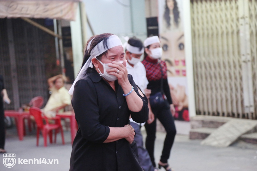 ẢNH: Hàng trăm người dân Sài Gòn quặn lòng tiễn đưa linh cữu 4 người phụ nữ đi hỏa táng sau vụ chìm cano tại Hội An - Ảnh 9.