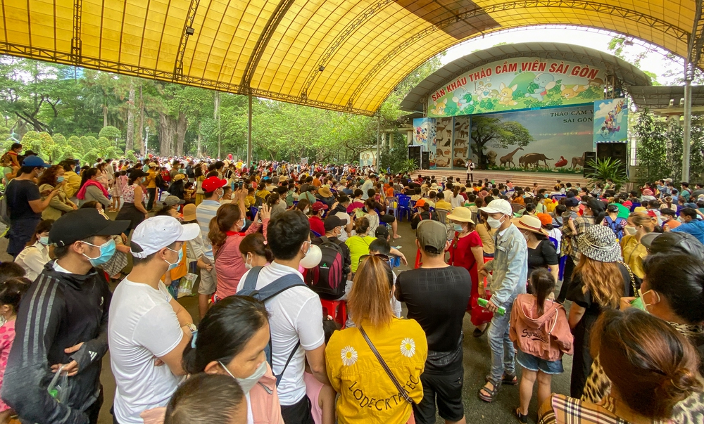 Thảo Cầm Viên Sài Gòn đông nghẹt người, khách mang vali vào cắm trại nghỉ mát dịp giỗ Tổ Hùng Vương - Ảnh 4.