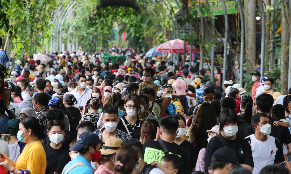 Thảo Cầm Viên Sài Gòn đông nghẹt người, khách mang vali vào cắm trại nghỉ mát dịp giỗ Tổ Hùng Vương - Ảnh 8.