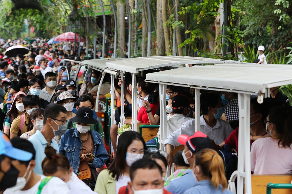 Thảo Cầm Viên Sài Gòn đông nghẹt người, khách mang vali vào cắm trại nghỉ mát dịp giỗ Tổ Hùng Vương - Ảnh 9.