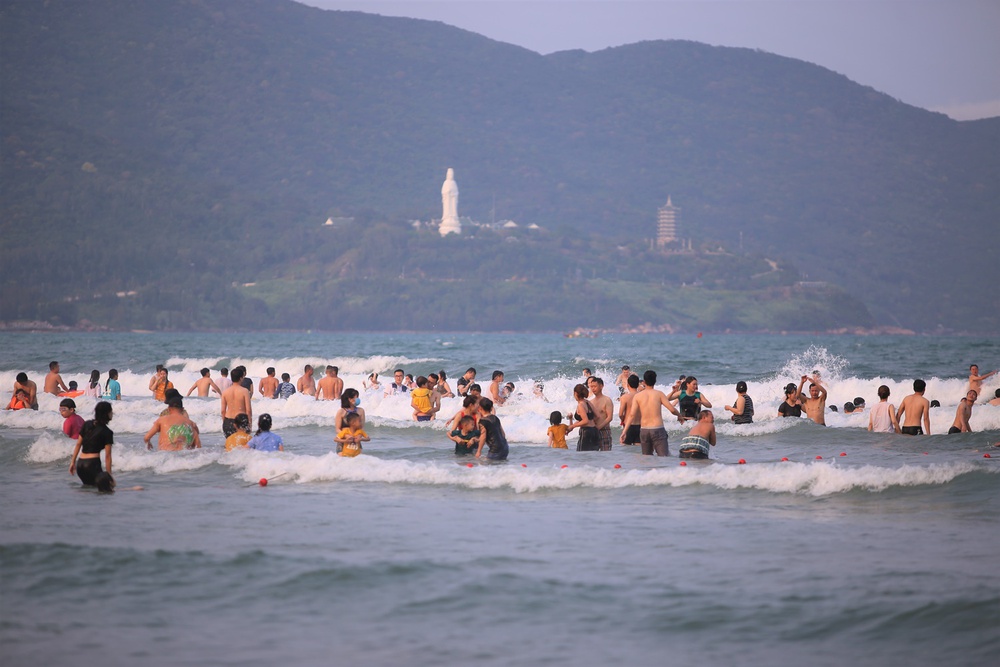 Ảnh: Biển Đà Nẵng đông kín du khách trong ngày cuối kỳ nghỉ lễ giỗ Tổ - Ảnh 5.