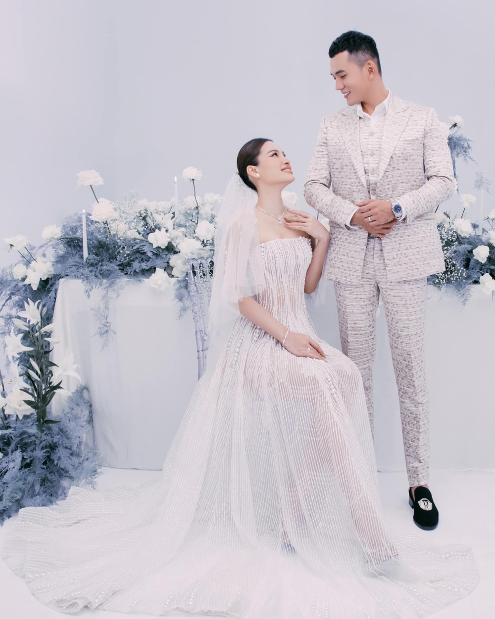 Ly Binh released a beautiful wedding photo before the wedding, revealing a special item with his wife Phuong Trinh Jolie - Photo 4.