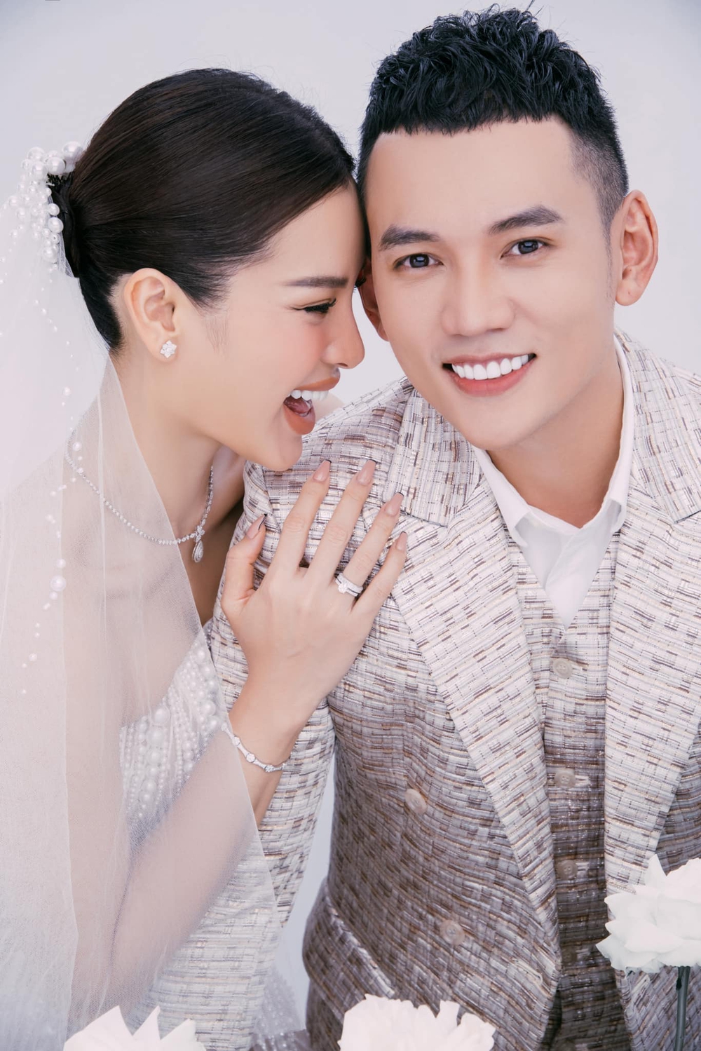 Ly Binh released a beautiful wedding photo before the wedding, revealing a special item with his wife Phuong Trinh Jolie - Photo 2.