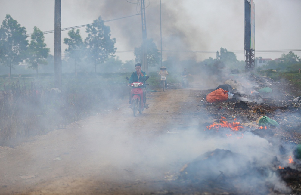 Life next to piles of plastic waste piled up like mountains in the suburbs of Hanoi - Photo 2.