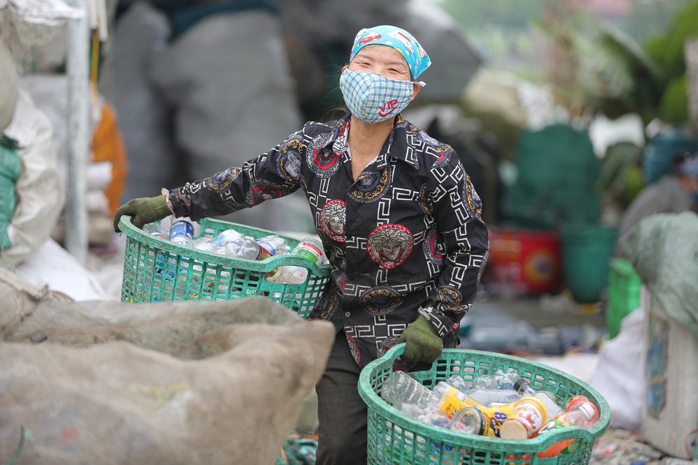 Life next to piles of plastic waste piled up like mountains in the suburbs of Hanoi - Photo 10.