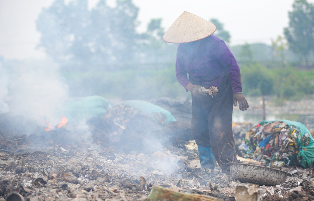 Life next to piles of plastic waste piled up like mountains in the suburbs of Hanoi - Photo 9.