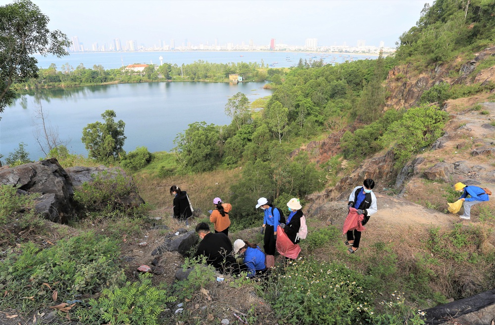 600 người ở Đà Nẵng tham gia nhặt rác làm đẹp bán đảo Sơn Trà - Ảnh 4.