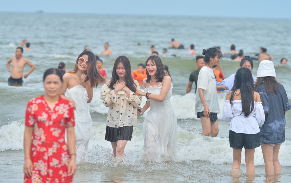 Ảnh: Bãi biển Sầm Sơn ken đặc người ngày đầu kỳ nghỉ lễ 30/4 - 1/5 - Ảnh 9.