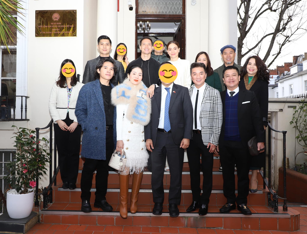 Th&ecirc;m ảnh Lệ Quy&ecirc;n v&agrave; H&agrave; Hồ mỗi người mỗi việc d&ugrave; chung khung h&igrave;nh, vị tr&iacute; đứng của 2 đ&agrave;ng trai g&acirc;y ch&uacute; &yacute;  - Ảnh 1.