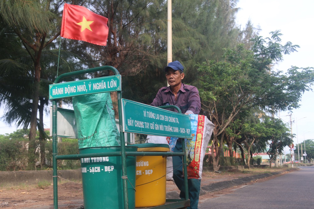 Poor old man for 6 years picking up trash without pay on the streets of Hoi An - Photo 1.