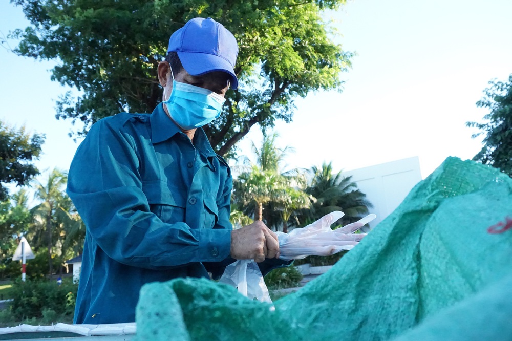 Poor old man for 6 years picking up trash without pay on the streets of Hoi An - Photo 5.