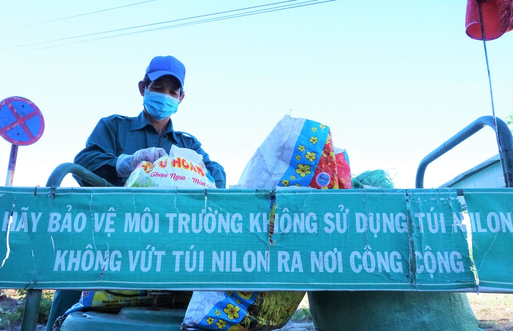 Poor old man for 6 years picking up trash without pay on the streets of Hoi An - Photo 9.