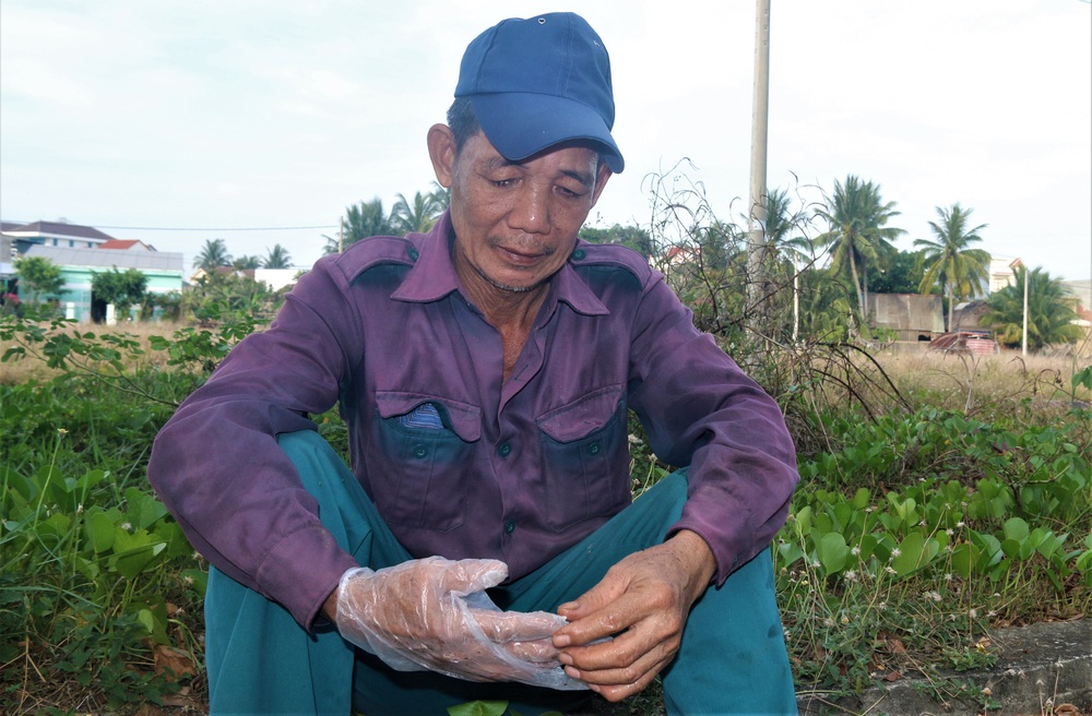 Poor old man for 6 years picking up trash without pay on the streets of Hoi An - Photo 11.