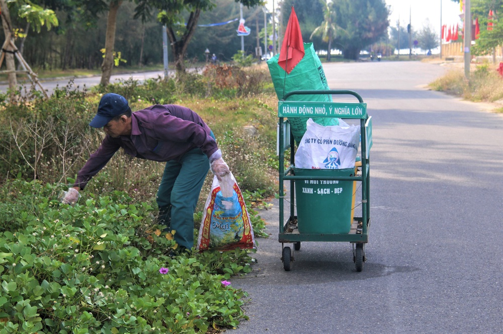 The poor old man for 6 years picked up trash without pay on the streets of Hoi An - Photo 12.