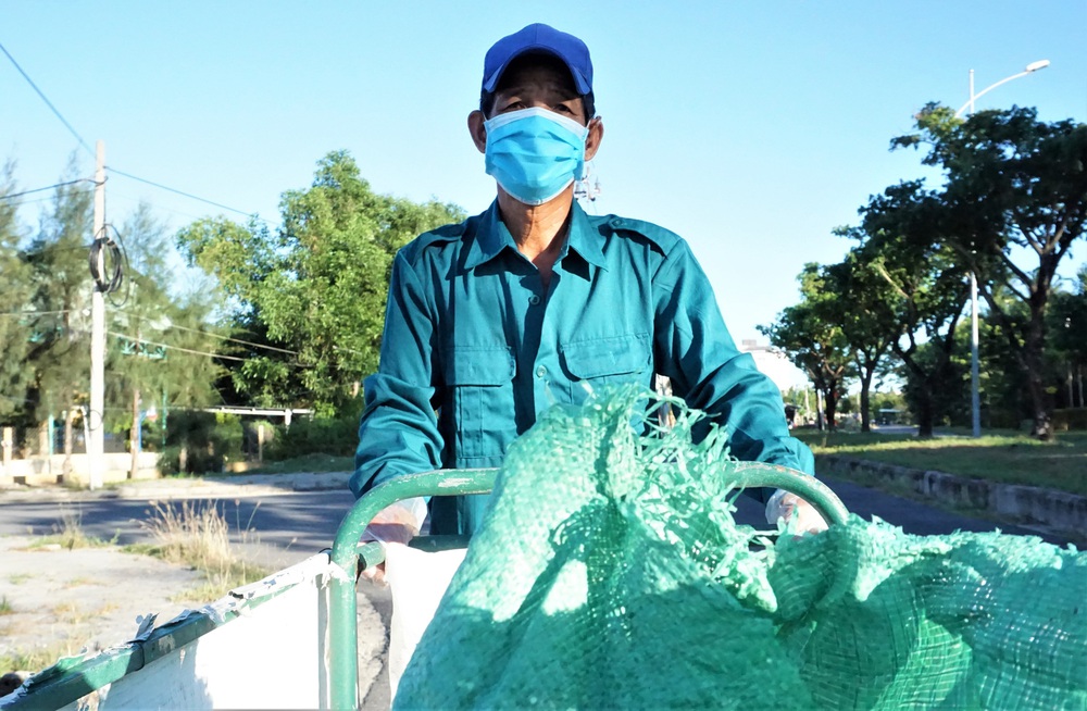 Poor old man for 6 years picking up trash without pay on the streets of Hoi An - Photo 3.