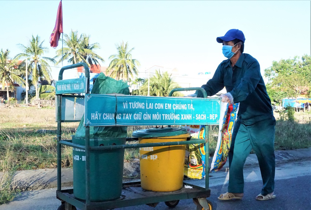 Poor old man for 6 years picking up trash without pay on the streets of Hoi An - Photo 8.