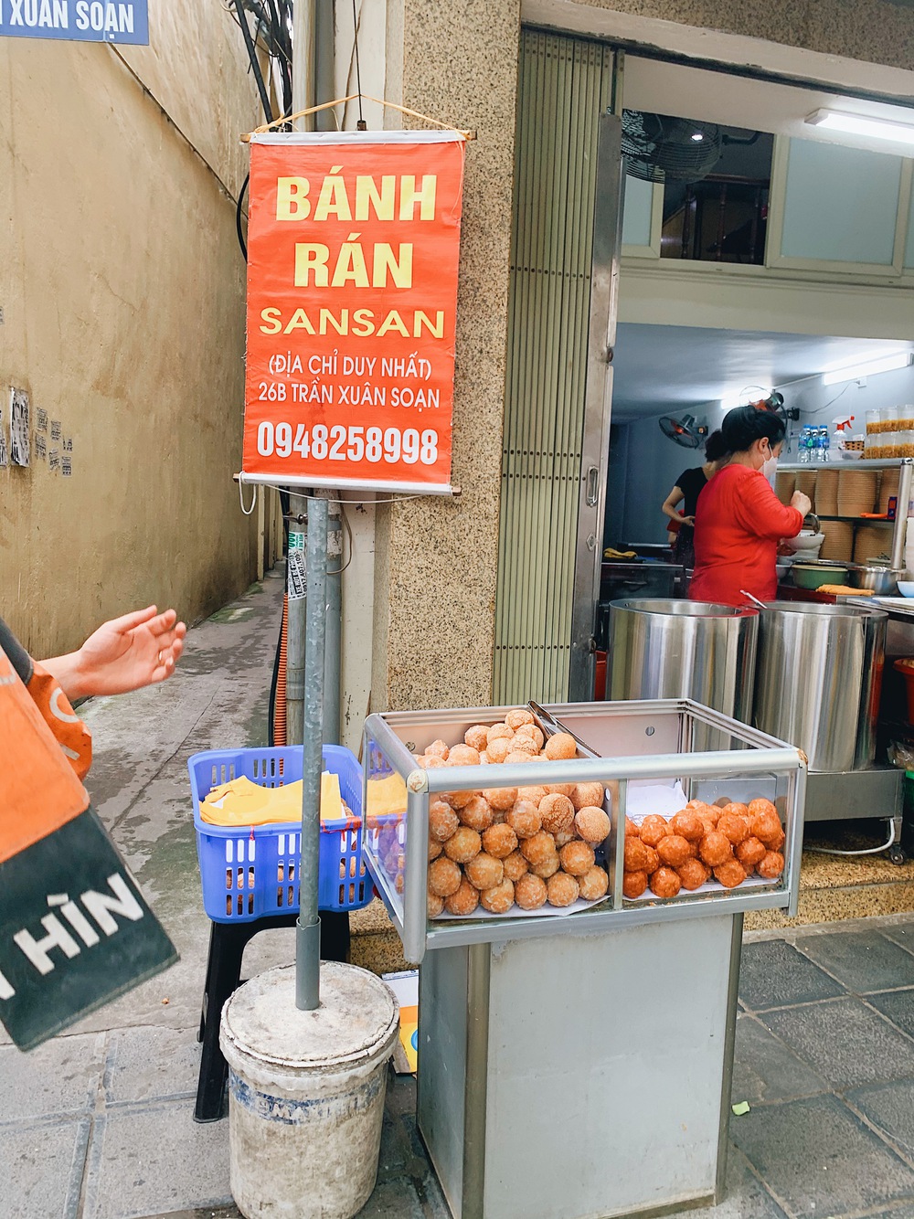 Rẽ vào 2 con phố trung tâm có toàn hàng ăn vặt nổi tiếng ở Hà Nội: Đi một vòng thôi là no cả ngày - Ảnh 9.