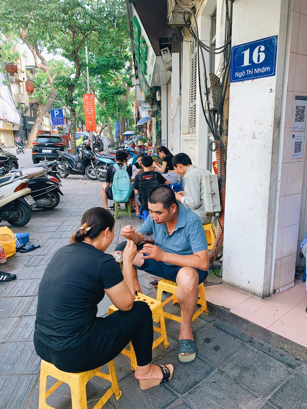 Rẽ vào 2 con phố trung tâm có toàn hàng ăn vặt nổi tiếng ở Hà Nội: Đi một vòng thôi là no cả ngày - Ảnh 23.