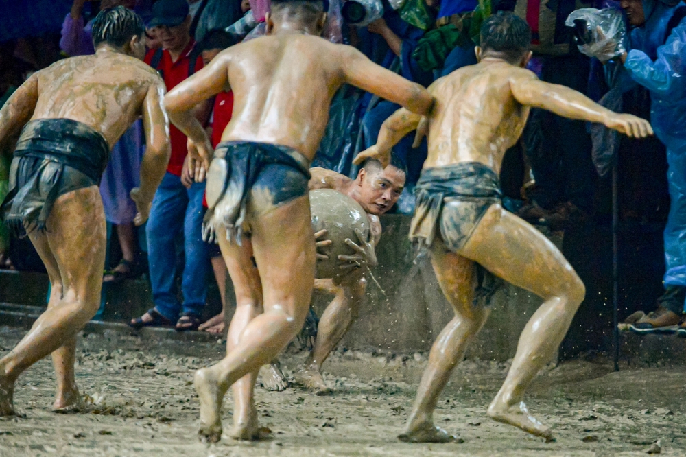 Ảnh, clip: Thanh niên đóng khố, vật lộn trong bùn để tranh quả cầu nặng 20kg tại lễ hội 4 năm mới có một lần  - Ảnh 12.