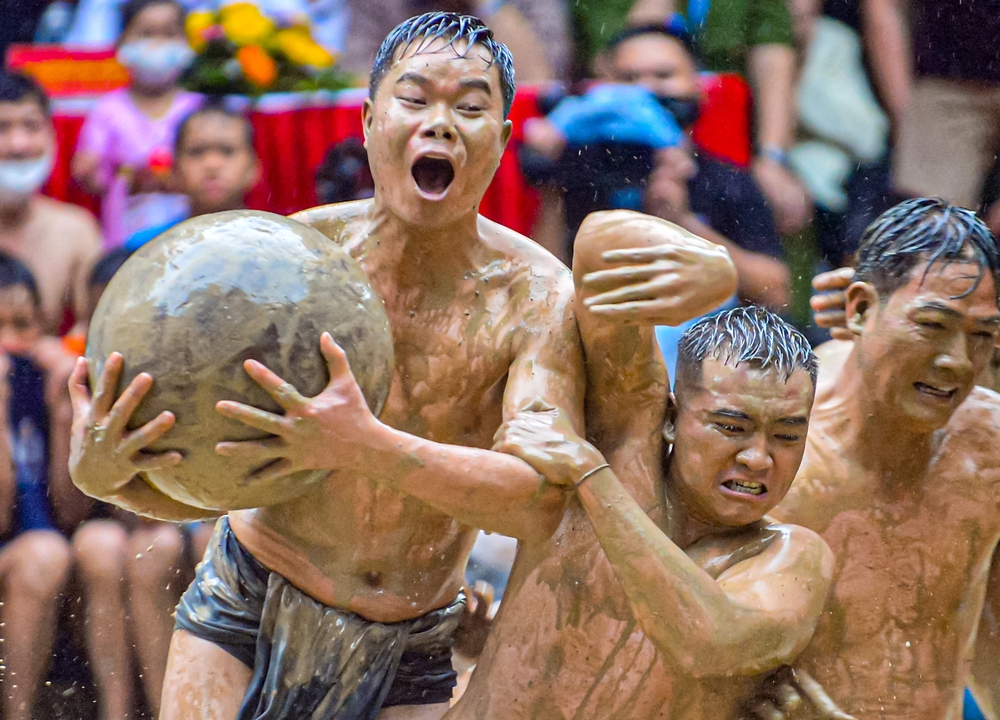 Ảnh, clip: Thanh niên đóng khố, vật lộn trong bùn để tranh quả cầu nặng 20kg tại lễ hội 4 năm mới có một lần  - Ảnh 11.