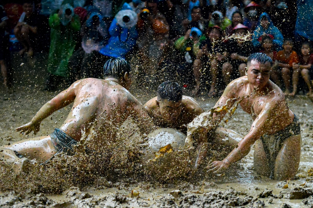 Ảnh, clip: Thanh niên đóng khố, vật lộn trong bùn để tranh quả cầu nặng 20kg tại lễ hội 4 năm mới có một lần  - Ảnh 13.