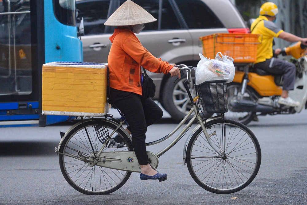 Ảnh: Hà Nội đón không khí lạnh hiếm gặp giữa tháng 5, người dân thích thú mặc áo khoác dạo phố - Ảnh 5. Ảnh: Hà Nội đón không khí lạnh hiếm gặp giữa tháng 5, người dân thích thú mặc áo khoác dạo phố - Ảnh 5.