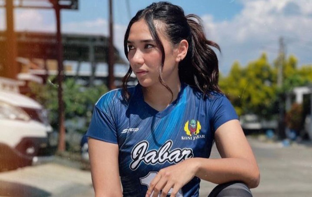  Thủ quân bóng chuyền nữ Indonesia tại SEA Games 31 gây thổn thức với diện mạo xinh đẹp, khiến vạn người ngẩn ngơ vì quá mạnh mẽ trên sân - Ảnh 1.
