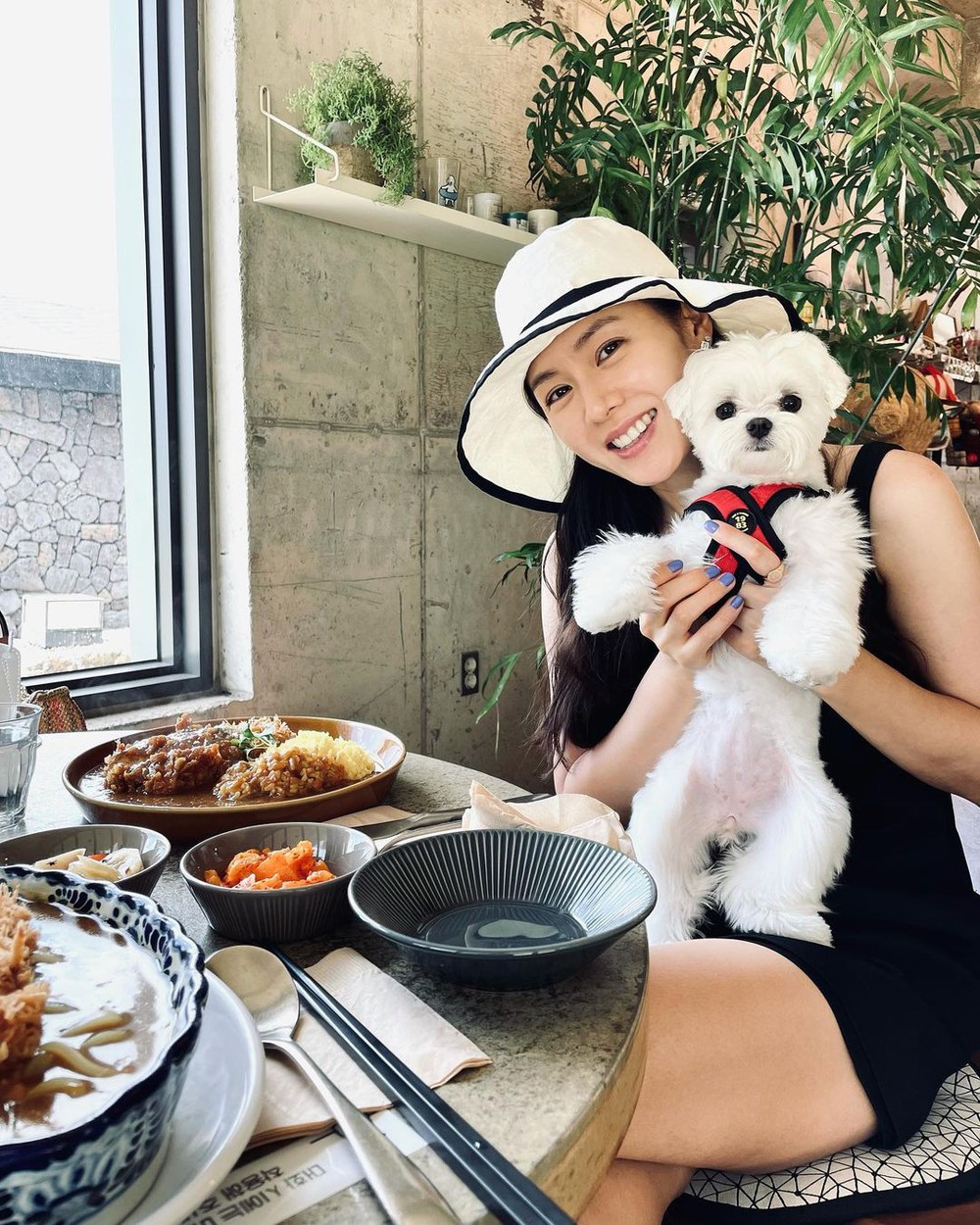 Ảnh Son Ye Jin và Hyun Bin du lịch đảo Jeju cuối cùng đã được hé lộ, chồng chụp vội sắc vóc xuất chúng của bà xã nữ thần - Ảnh 3.