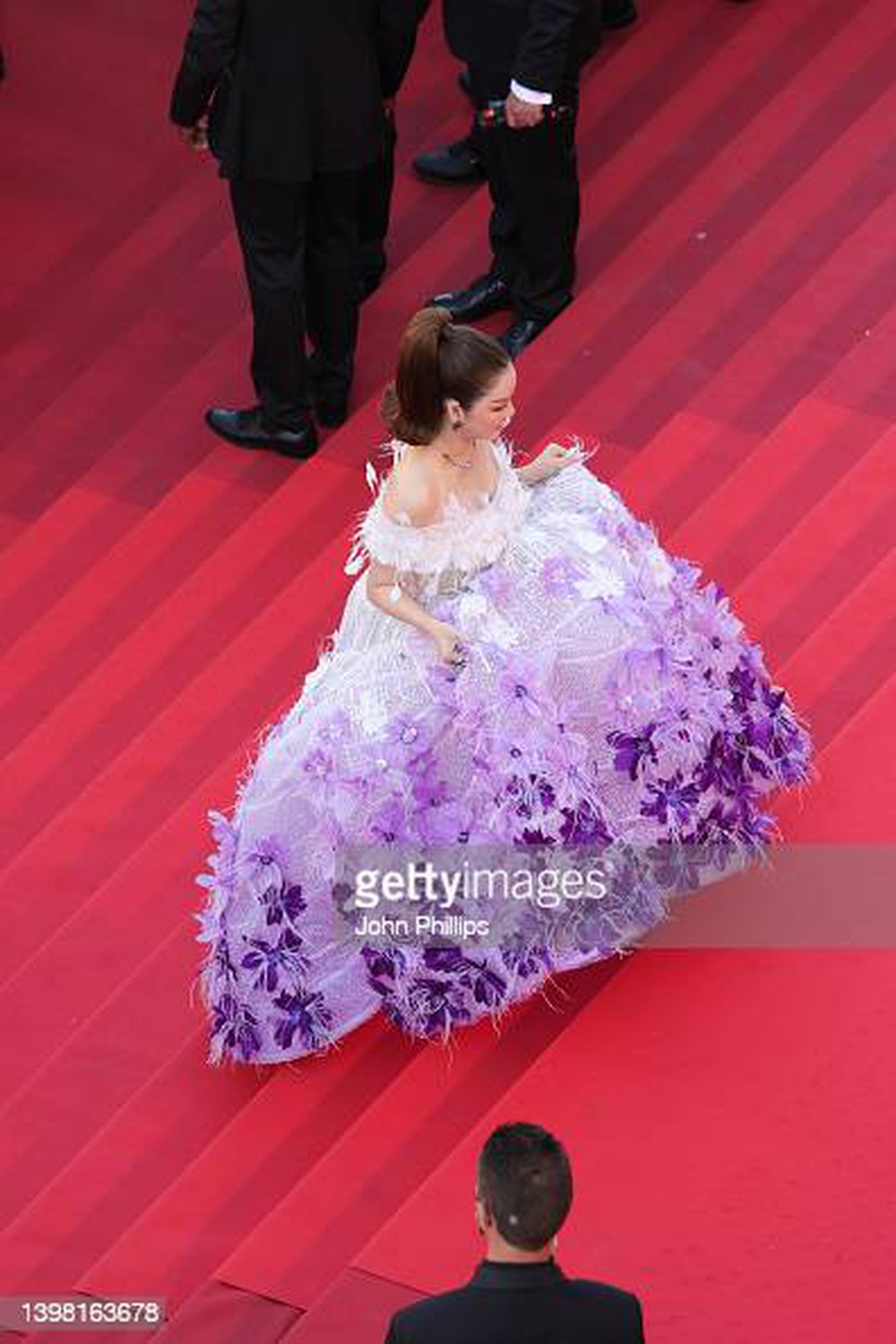 Ly Nha Ky wearing 2.5 billion jewelry, appeared splendidly on the red carpet of Cannes Film Festival - Photo 6.