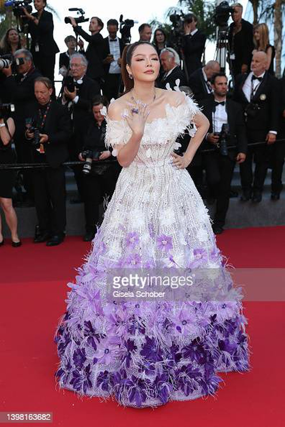 Ly Nha Ky wearing 2.5 billion jewelry, appeared splendidly on the red carpet of Cannes Film Festival - Photo 9.