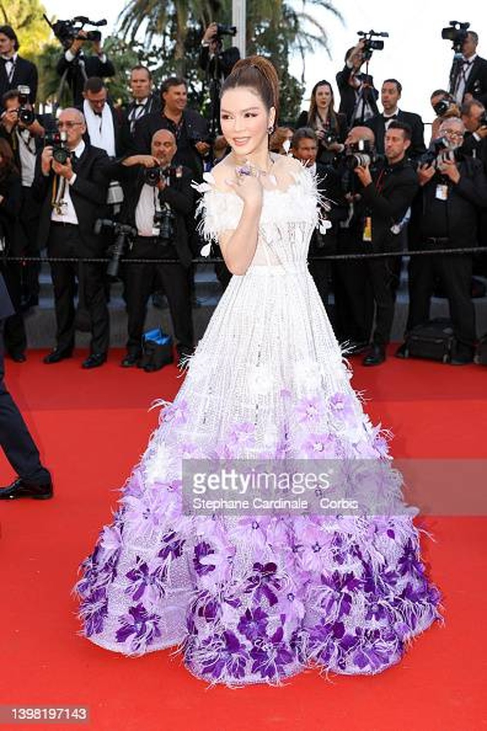Ly Nha Ky wearing 2.5 billion jewelry, appeared splendidly on the red carpet of Cannes Film Festival - Photo 7.