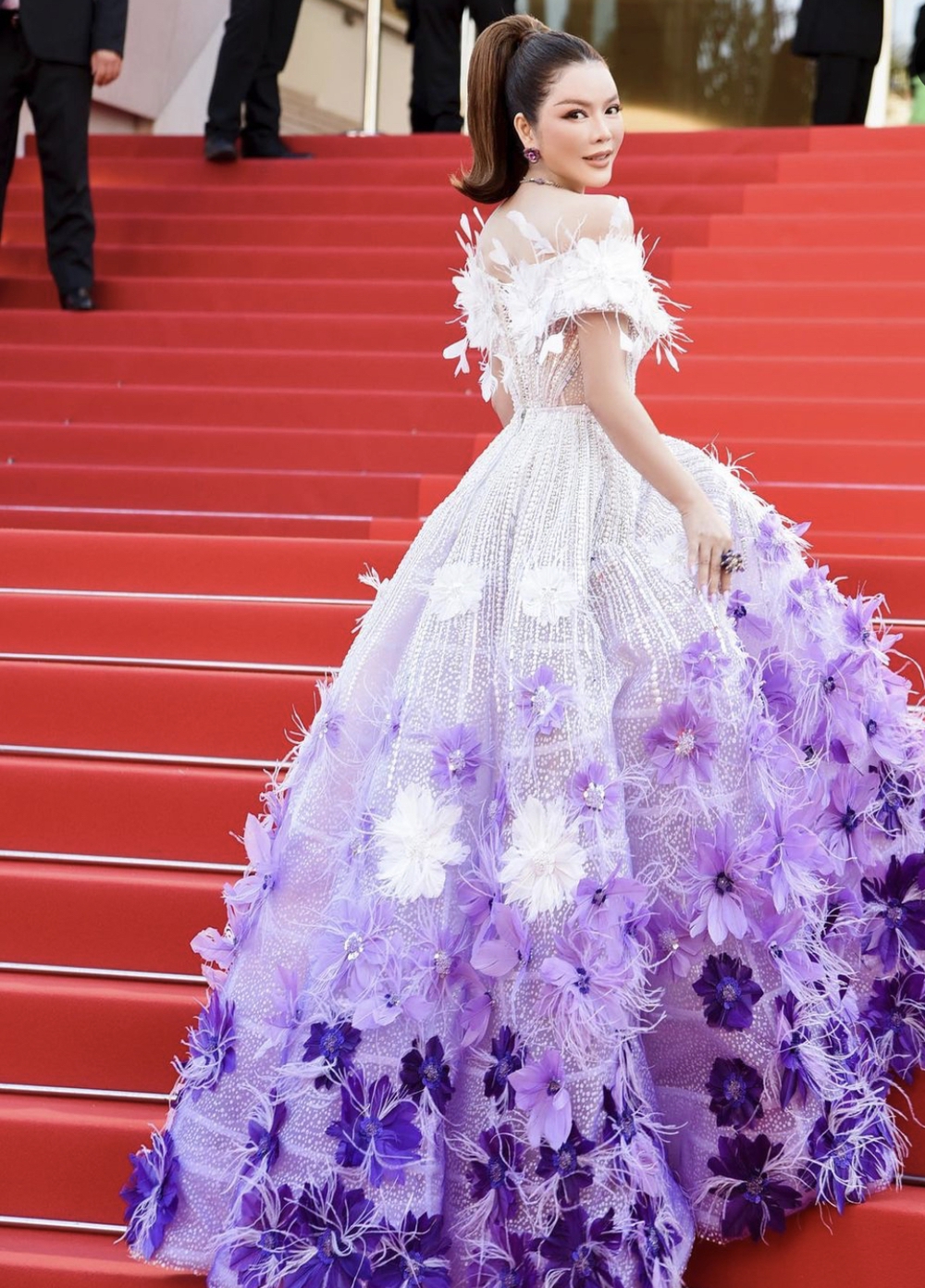 Ly Nha Ky wore 2.5 billion jewelry, appeared splendidly on the red carpet of Cannes Film Festival - Photo 2.