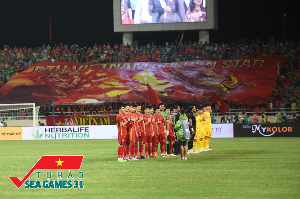 Những khoảnh khắc đầy cảm xúc trong trận chung kết U23 Việt Nam - U23 Thái Lan: Món quà tri ân vô giá tới người hâm mộ và HLV Park Hang-seo - Ảnh 1.