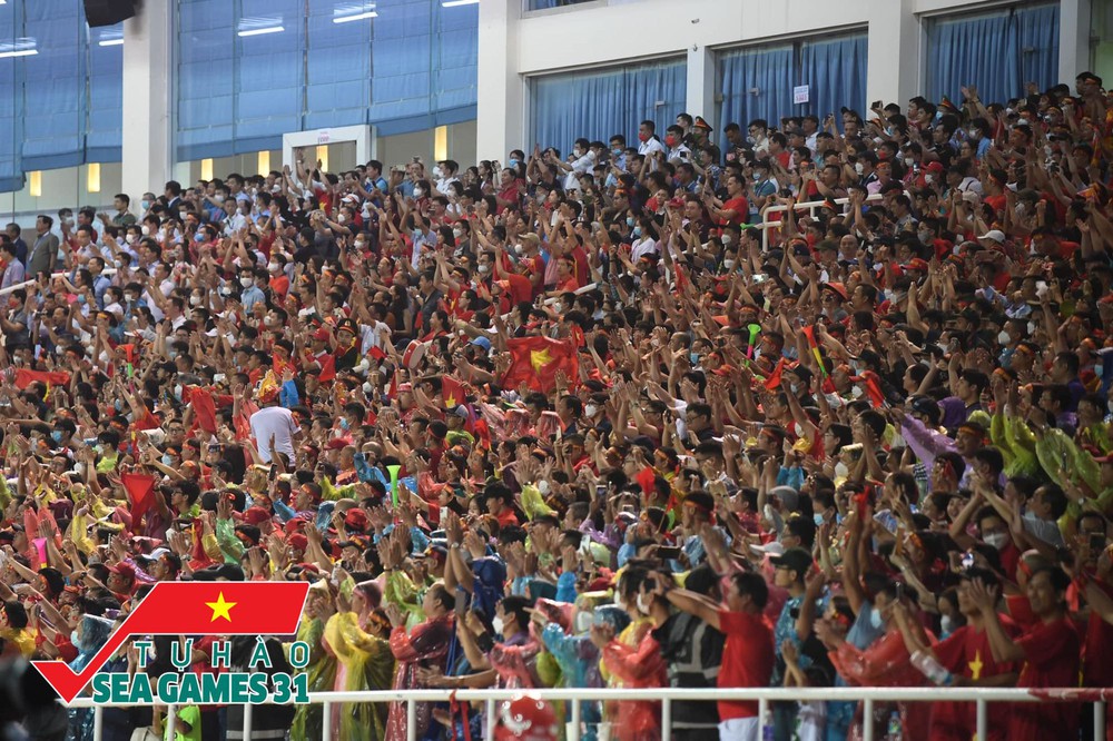 Những khoảnh khắc đầy cảm xúc trong trận chung kết U23 Việt Nam - U23 Thái Lan: Món quà tri ân vô giá tới người hâm mộ và HLV Park Hang-seo - Ảnh 4.