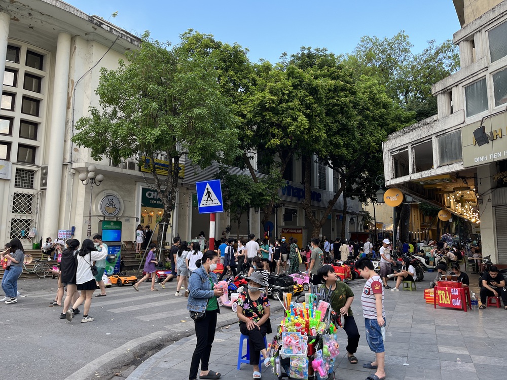 Trò tô tượng của con nít bỗng thành trend ở Hà Nội, người lớn muốn xả stress mà còn áp lực thêm vì quá đông - Ảnh 13.