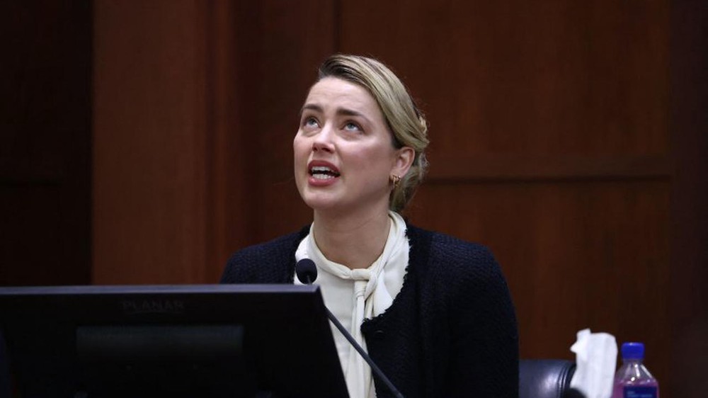 Amber Heard was suddenly exposed: Deeply acting with beautiful words about Johnny Depp in court, who copied... sample text from horror movies - Photo 2.