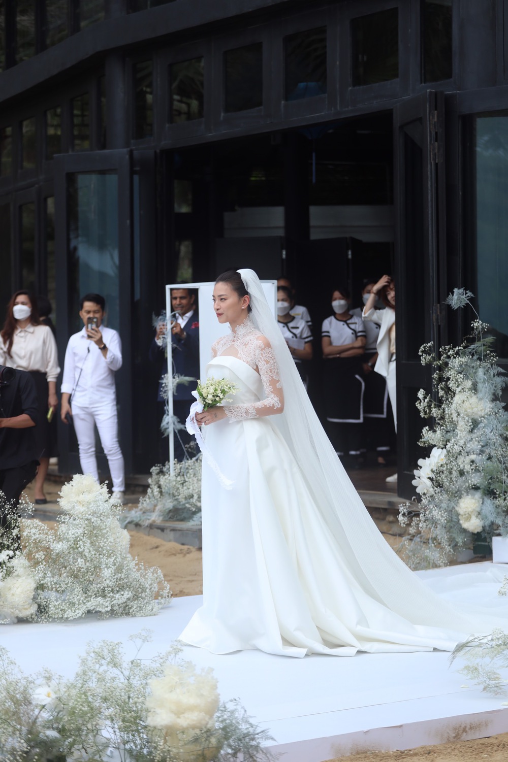 Who is the hottest visual duo today, look at Ngo Thanh Van and Huy Tran at the wedding!  - Photo 3.