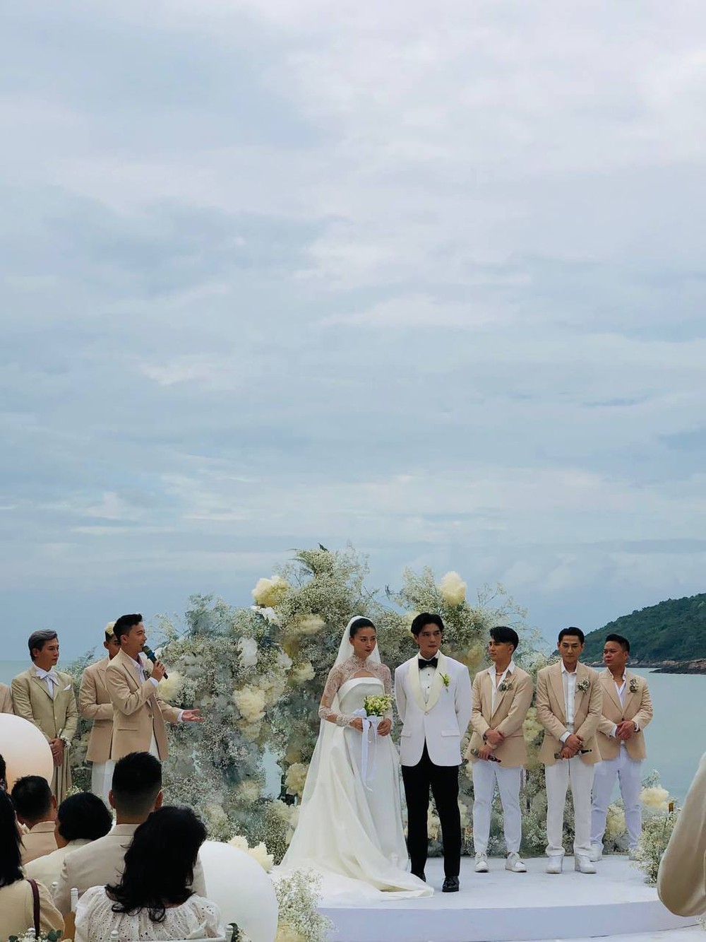 Who is the hottest visual duo today, look at Ngo Thanh Van and Huy Tran at the wedding!  - Picture 10.