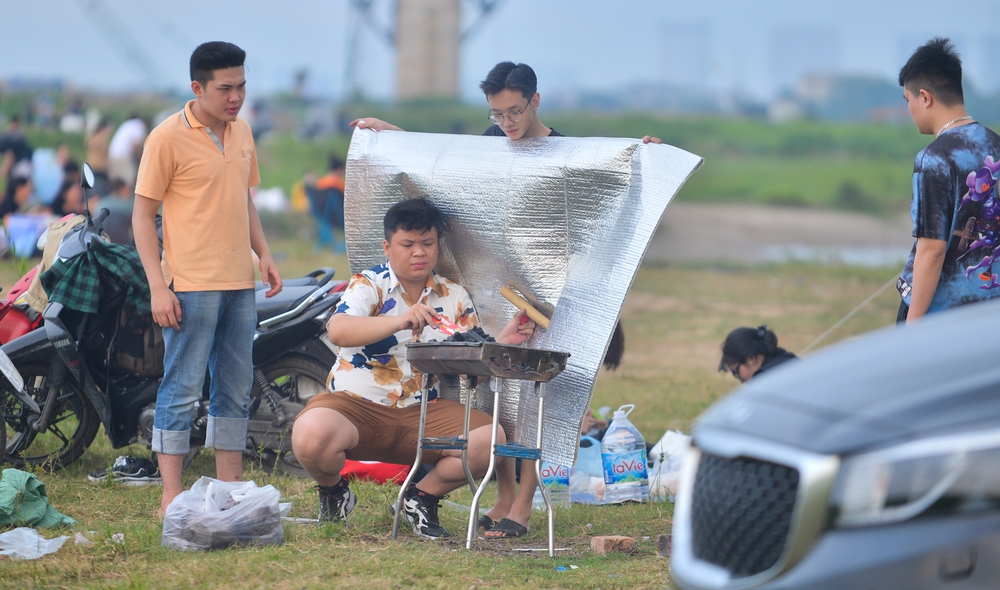 Ảnh: Hàng nghìn người đổ về bãi sông Hồng trải chiếu, dựng lều trại giải nhiệt đầu mùa hè - Ảnh 4. Ảnh: Hàng nghìn người đổ về bãi sông Hồng trải chiếu, dựng lều trại giải nhiệt đầu mùa hè - Ảnh 4.