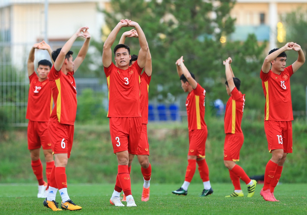 Cầu thủ U23 Việt Nam thay phiên nhau làm thủ môn tạo nên nhiều pha bóng hài hước - Ảnh 1.