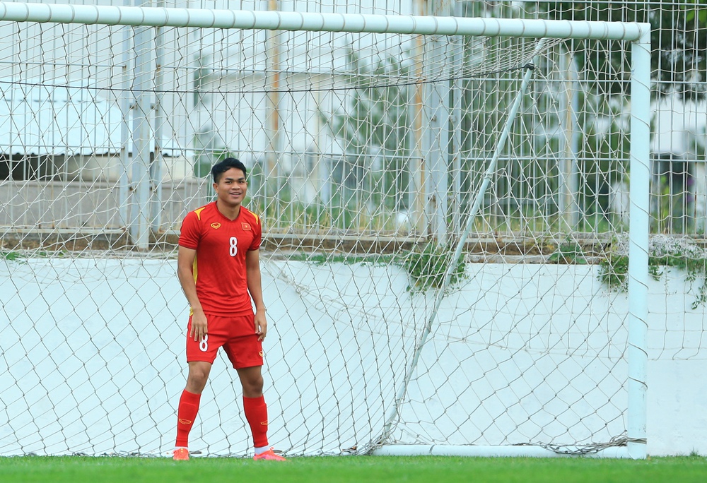 Cầu thủ U23 Việt Nam thay phiên nhau làm thủ môn tạo nên nhiều pha bóng hài hước - Ảnh 6.
