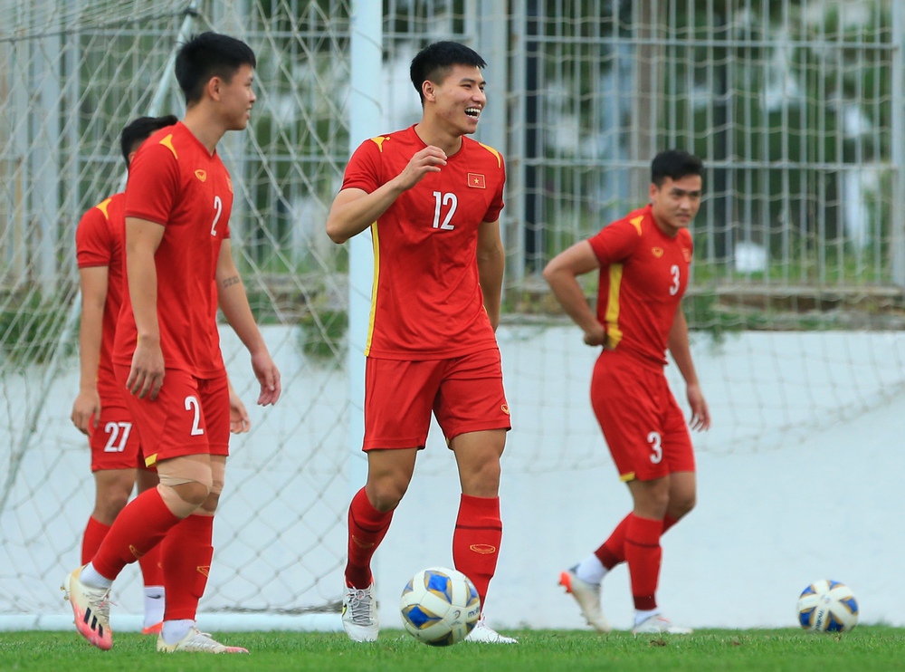 Cầu thủ U23 Việt Nam thay phiên nhau làm thủ môn tạo nên nhiều pha bóng hài hước - Ảnh 9.