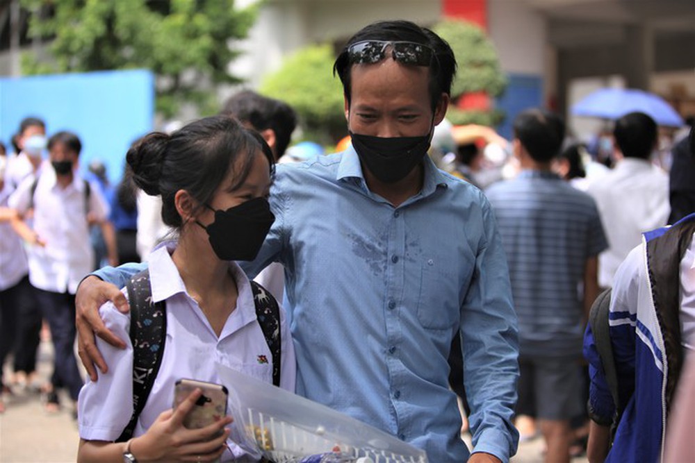 Chùm ảnh cảm động: Phụ huynh nghỉ làm đưa con đi thi, thấp thỏm ngóng trông giữa trời oi bức - Ảnh 10. Chùm ảnh cảm động: Phụ huynh nghỉ làm đưa con đi thi, thấp thỏm ngóng trông giữa trời oi bức - Ảnh 10.