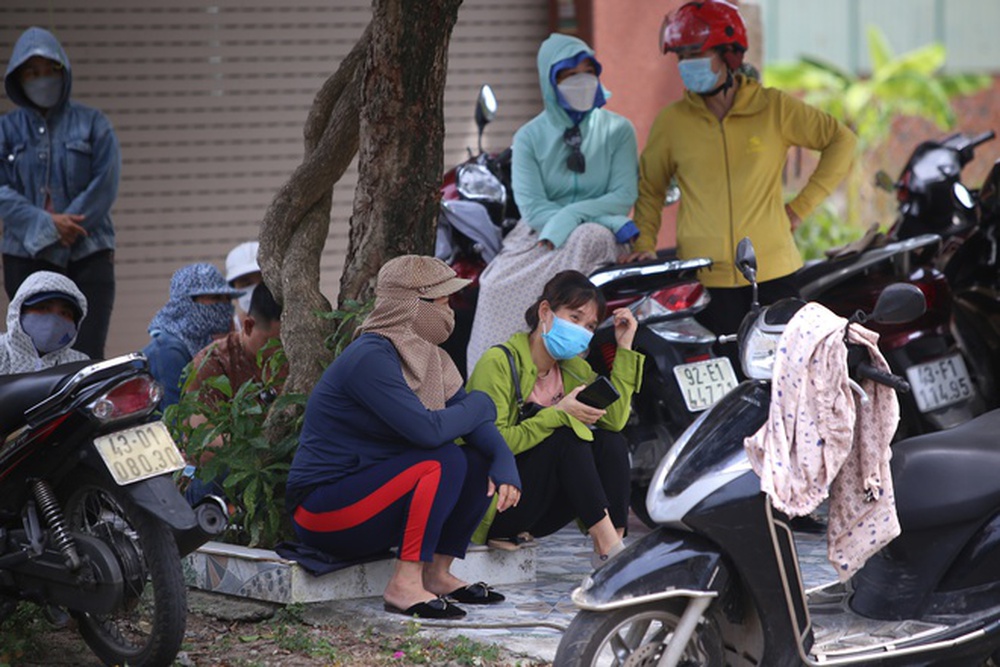 Chùm ảnh cảm động: Phụ huynh nghỉ làm đưa con đi thi, thấp thỏm ngóng trông giữa trời oi bức - Ảnh 1. Chùm ảnh cảm động: Phụ huynh nghỉ làm đưa con đi thi, thấp thỏm ngóng trông giữa trời oi bức - Ảnh 1.