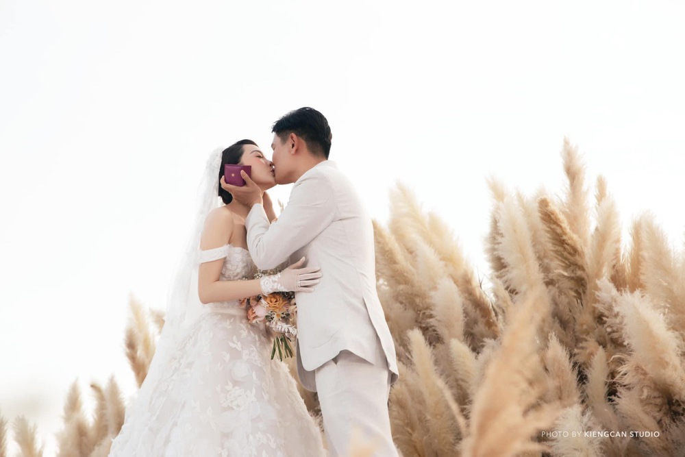 Toàn cảnh đám cưới của Minh Hằng và chồng doanh nhân: Chú rể lộ diện, vợ chồng son hôn nhau cực ngọt trên lễ đường - Ảnh 12.